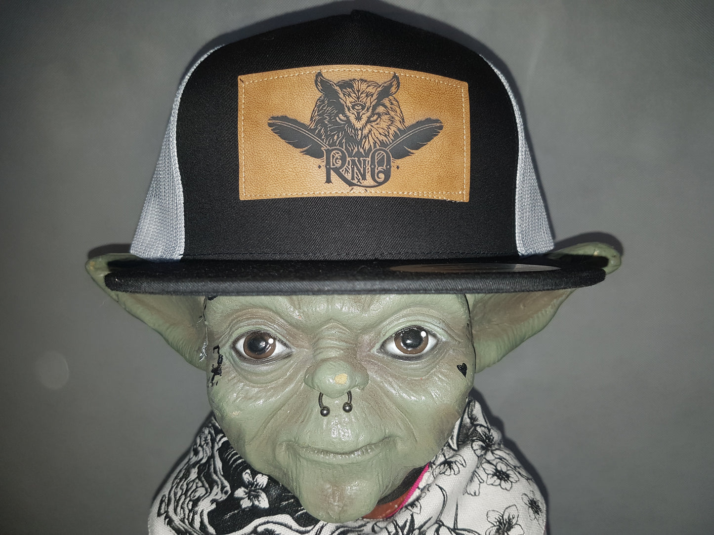 RNO TRUCKER CAP FEATHER BLACK WHITE