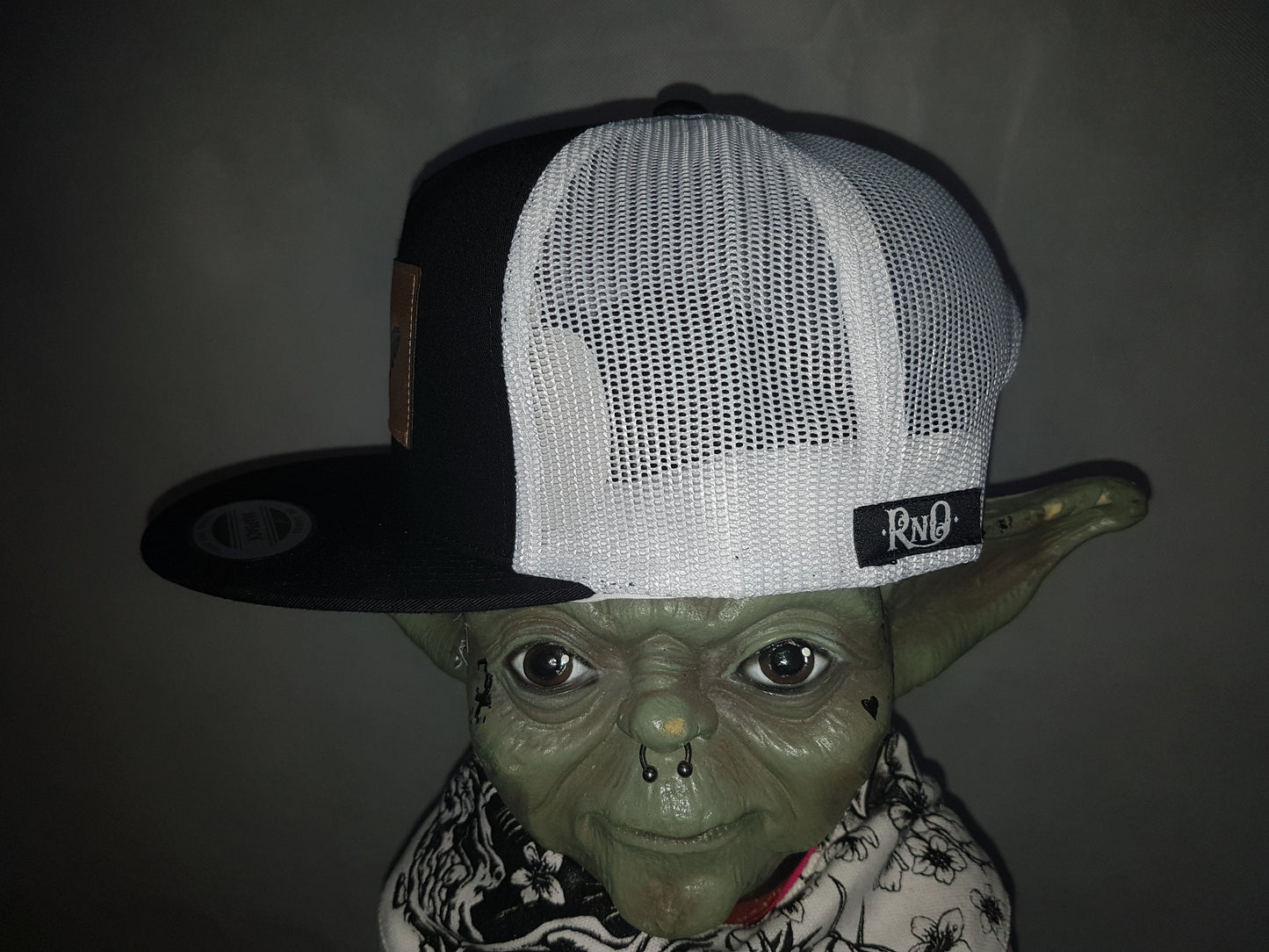 RNO TRUCKER CAP FEATHER BLACK WHITE