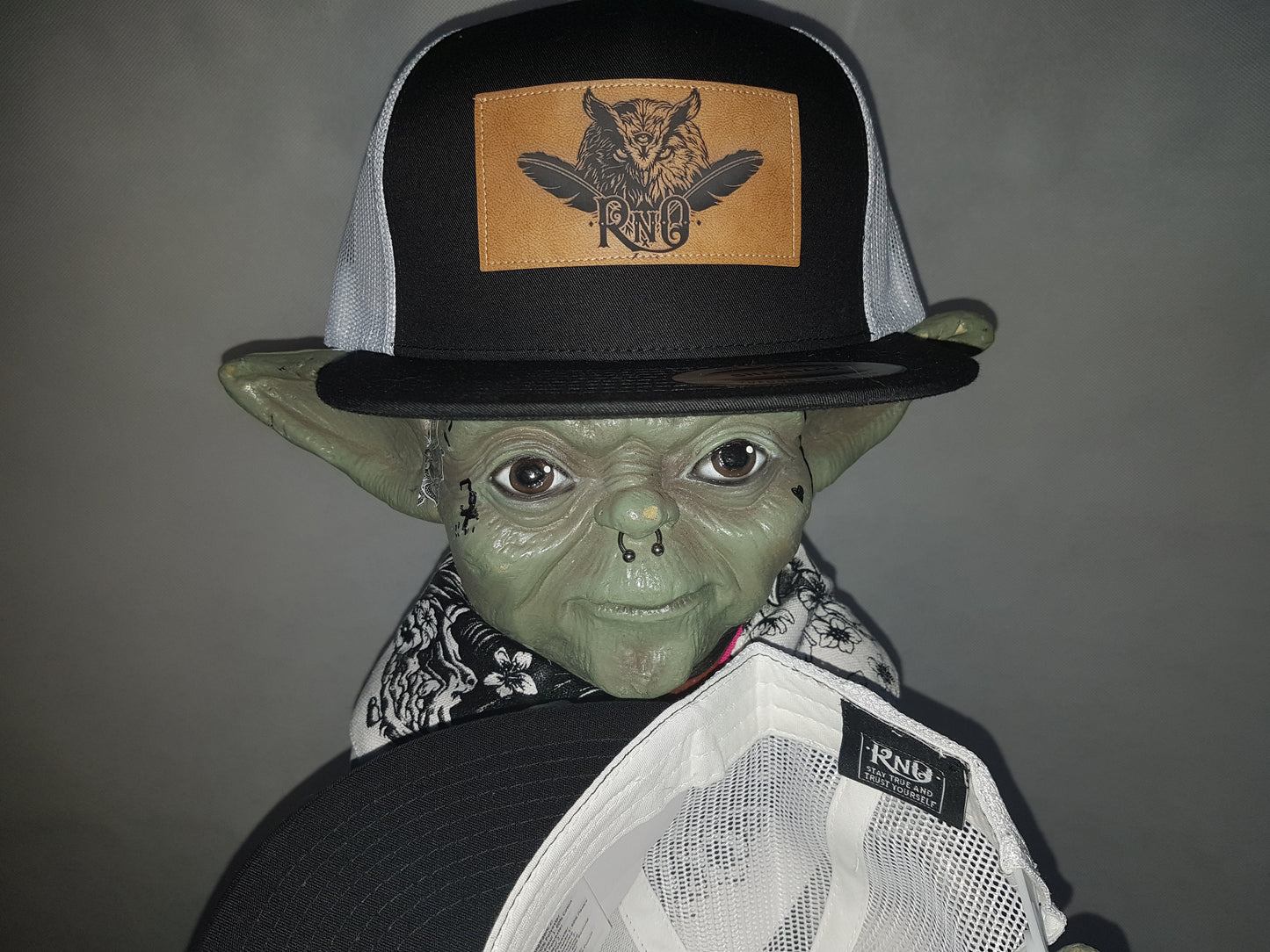 RNO TRUCKER CAP FEATHER BLACK WHITE