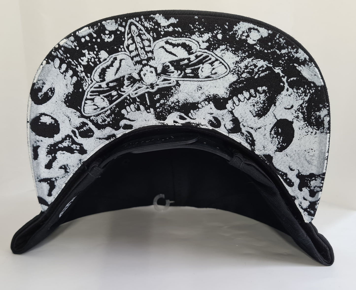 SNAPBACK MOTH PRINT Black