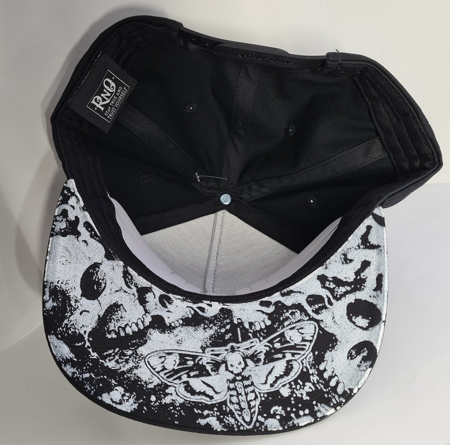 SNAPBACK MOTH PRINT Black