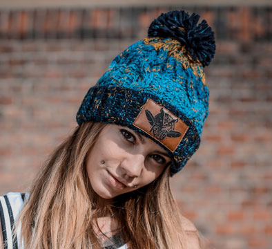 BEANIE POM POM BOMMEL FEATHER VEGANLEATHER MARINE SPLASH