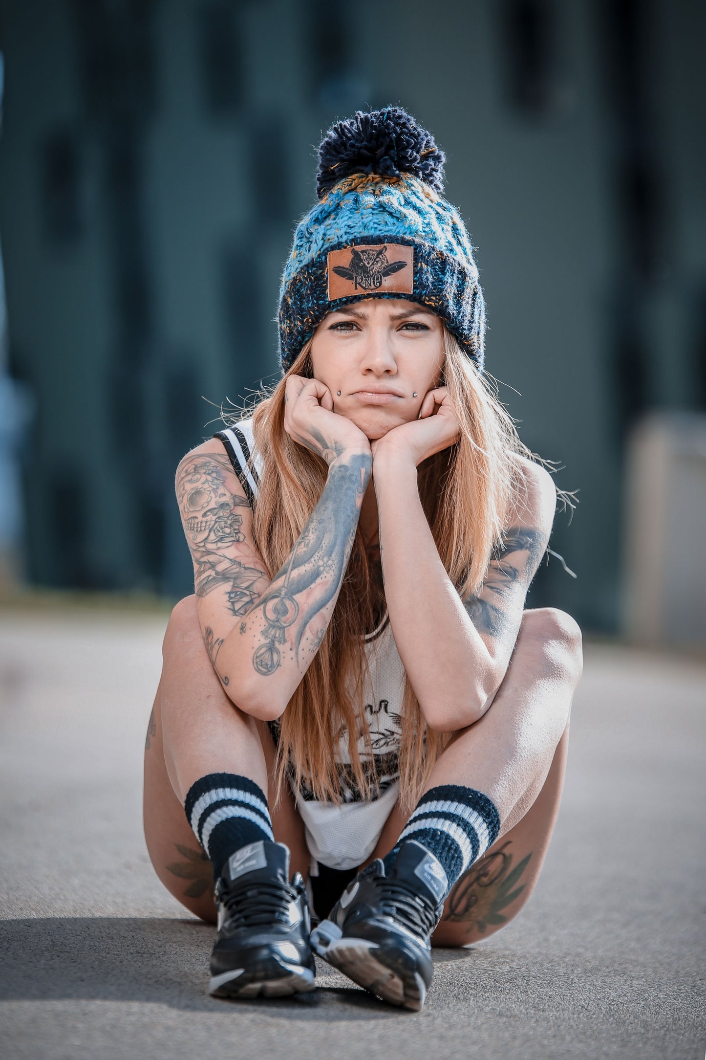 BEANIE POM POM BOMMEL FEATHER VEGANLEATHER MARINE SPLASH