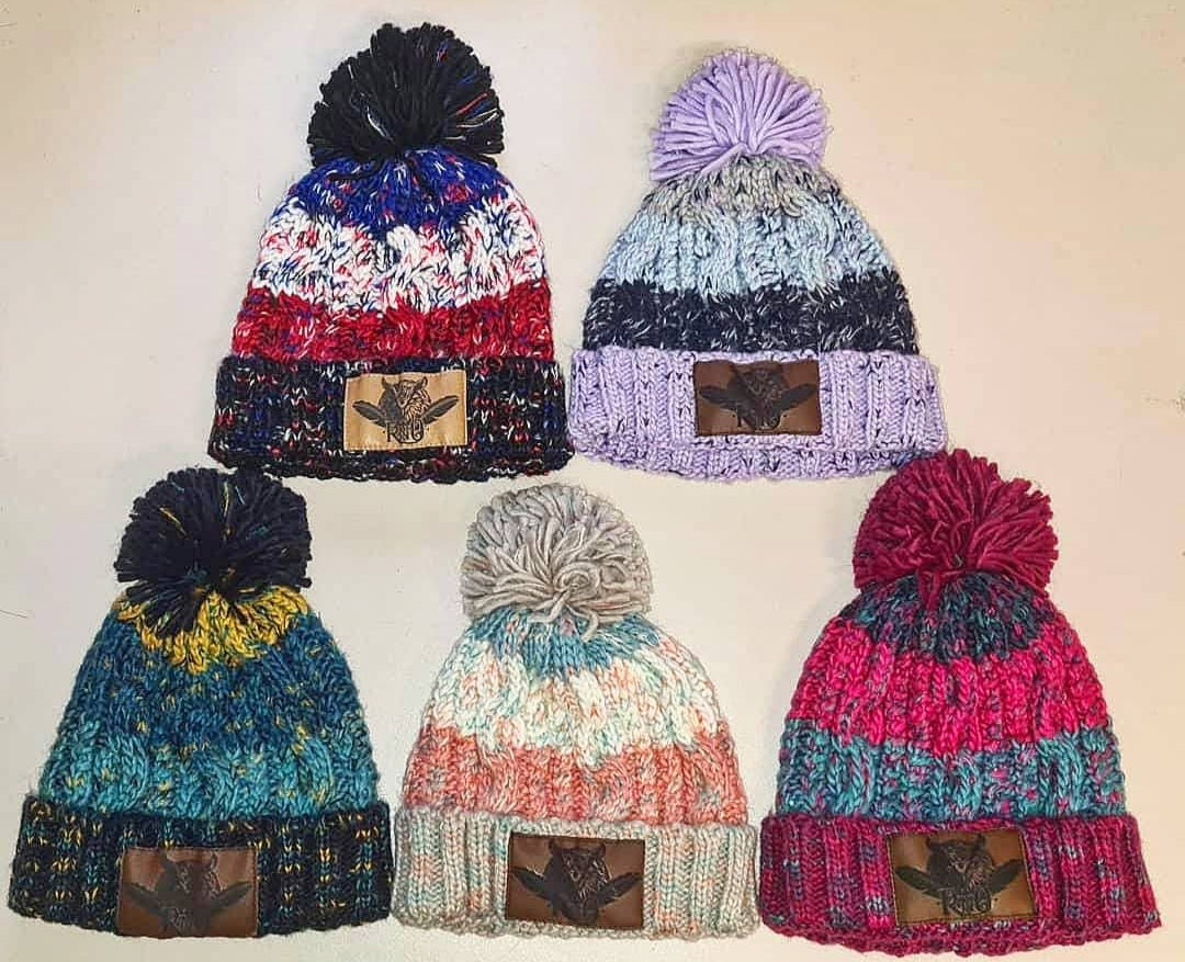 BEANIE POM POM BOMMEL FEATHER VEGANLEATHER LAVENDEL