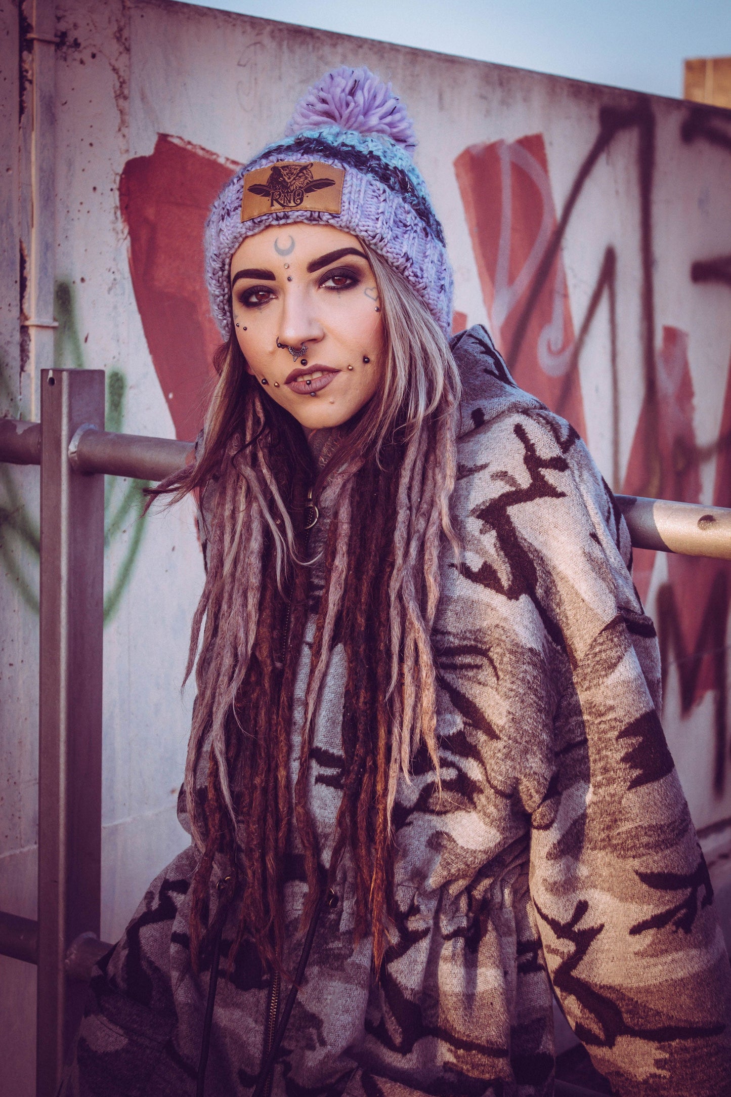 BEANIE POM POM BOMMEL FEATHER VEGANLEATHER LAVENDEL