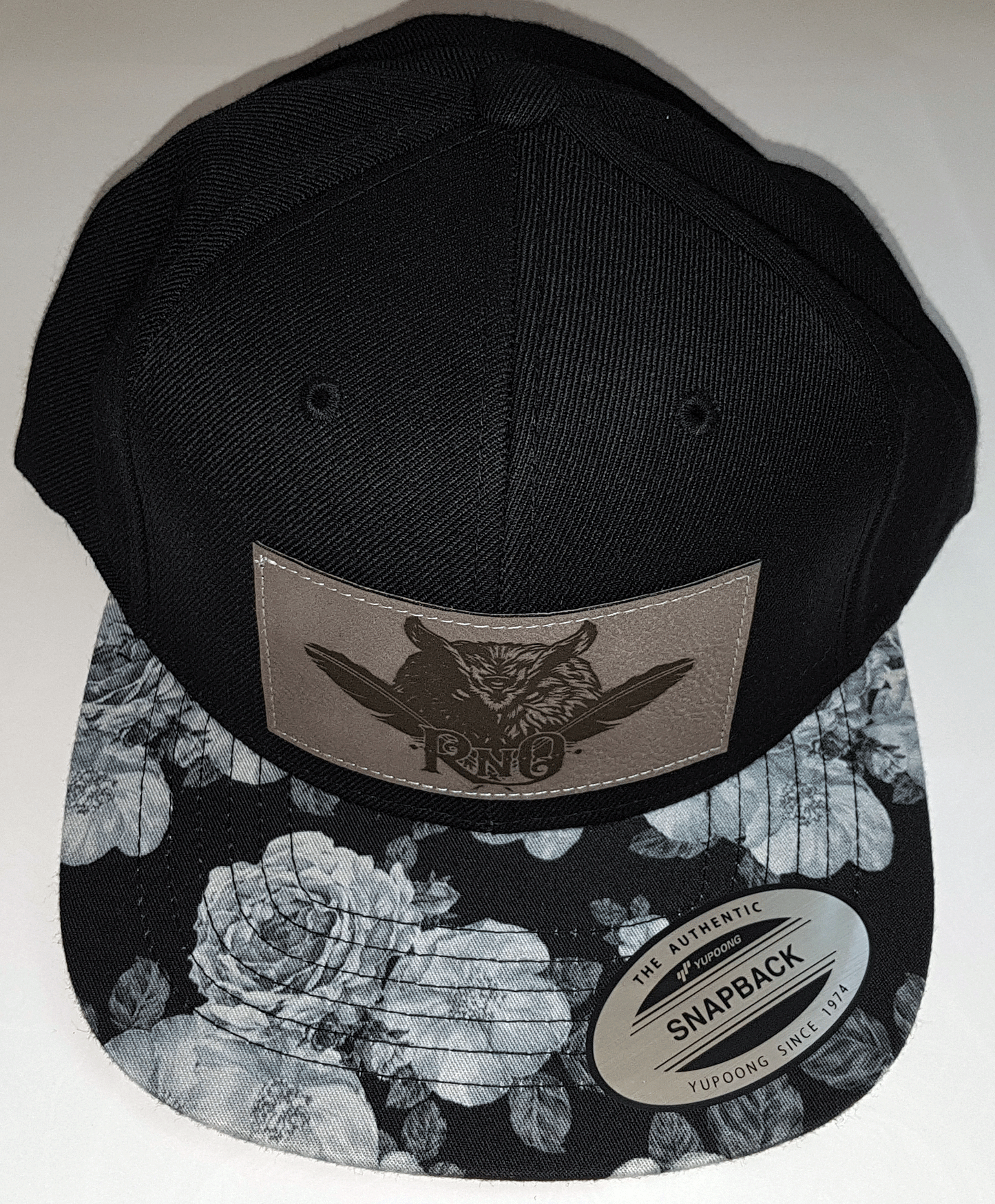 RNO SNAPBACK FEATHER ROSES BLACKWHITE