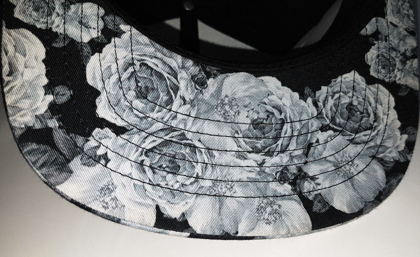 RNO SNAPBACK FEATHER ROSES BLACKWHITE