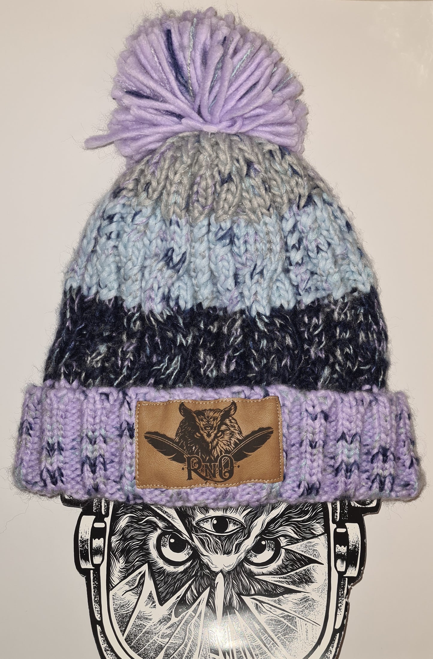 BEANIE POM POM BOMMEL FEATHER VEGANLEATHER LAVENDEL