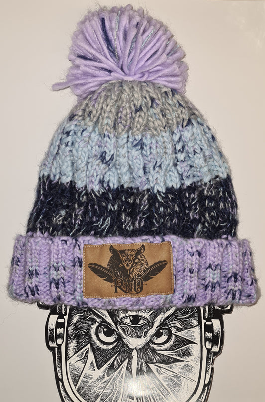 BEANIE POM POM BOMMEL FEATHER VEGANLEATHER LAVENDEL
