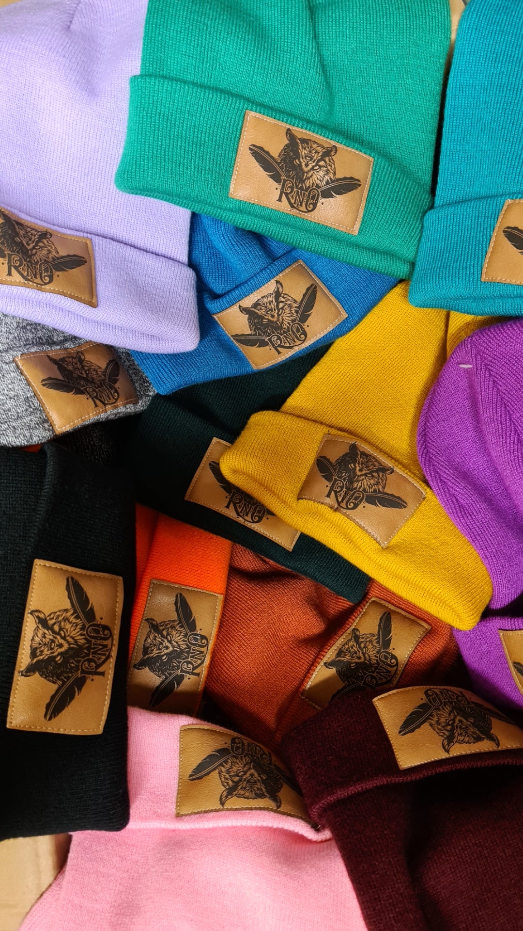 BEANIE FEATHER VEGANLEATHER DESIGN VERSCH. FARBEN