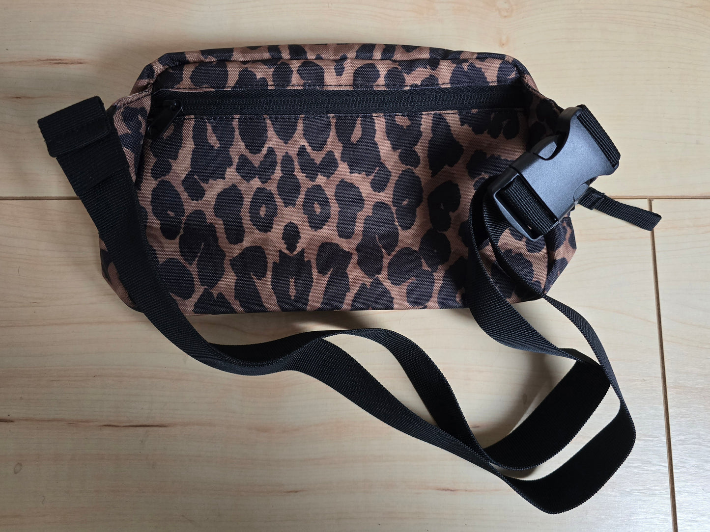 HIP BAG MOTH LEO EMB